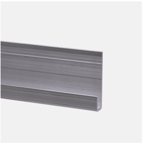 Elegante, rechte aluminium plaat met een licht glanzend oppervlak en subtiele verticale lijnen.