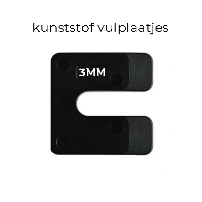 Zwart kunststof vulplaatje met een 'C'-vorm en de tekst '3MM' in witte letters. Duidelijke bevestigingspunten zichtbaar.
