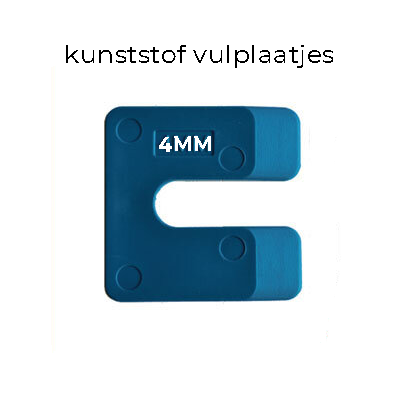 Blauw kunststof vulplaatje met de tekst "4MM", in een C-vormige compositie met ronde hoeken en twee bevestigingspunten.