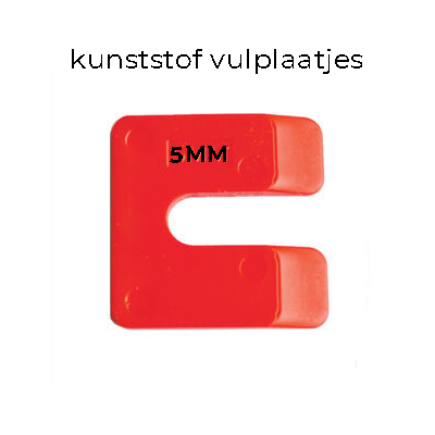 Rood kunststof vulplaatje met geperste '5MM' erop gedrukt, in de vorm van de letter 'C'.