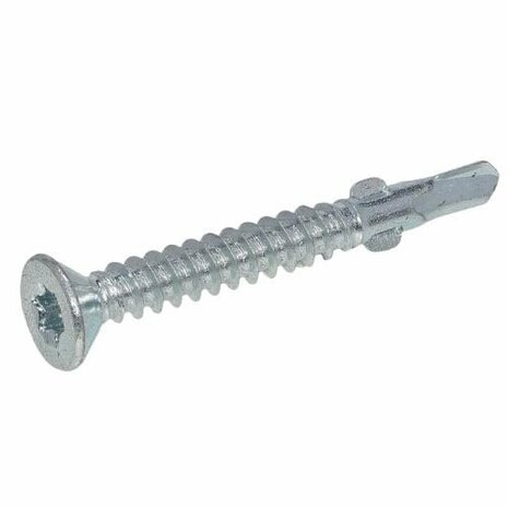 Een metalen schroef met een gezette kop en een gefreesde schacht, afgewerkt in een zilverkleurige verzinkte laag.