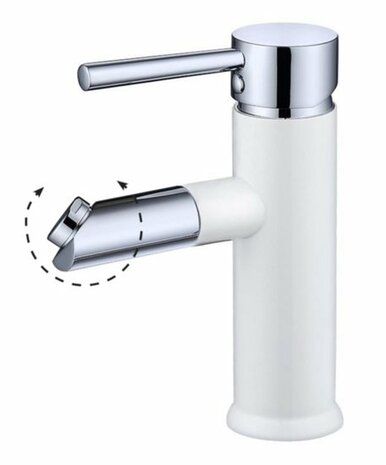 Witte wastafelkraan met een glanzend chrome handvat en een zwenkbare uitloop, modern design.