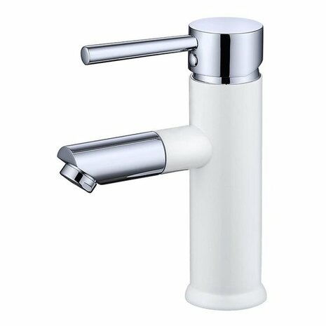 Moderne kraan in glanzend chroom met een wit keramisch lichaam en strakke lijnen, geschikt voor een stijlvolle badkamer.