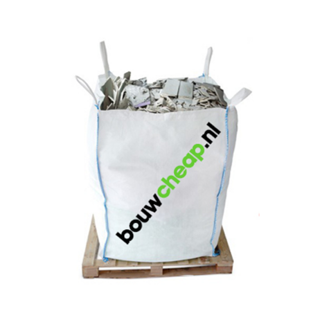 Witte big bag met blauwe randen, gevuld met bouwafval, staat op een houten pallet. Merkje 'bouwcheap.nl' zichtbaar.