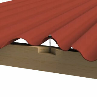 Rood golvend kunststof dakpaneel met een houten onderstructuur en zichtbare bevestigingsschroef in het midden.