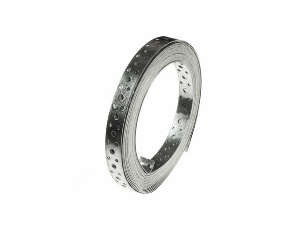 Zilveren metalen band met perforaties, netjes opgerold, geschikt voor bevestiging en constructie.