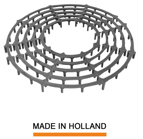 Grijze kunststof rooster met een cirkelvormig ontwerp en openingen, met een label "MADE IN HOLLAND" eronder.