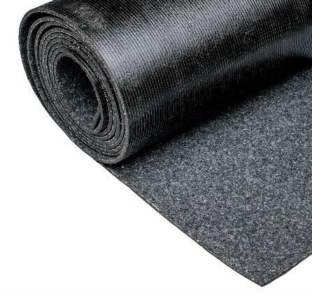 Zwarte rubberen mat, opgerold met een fijn ribbelpatroon, aan de bovenkant en een zachte, vlakke onderkant.
