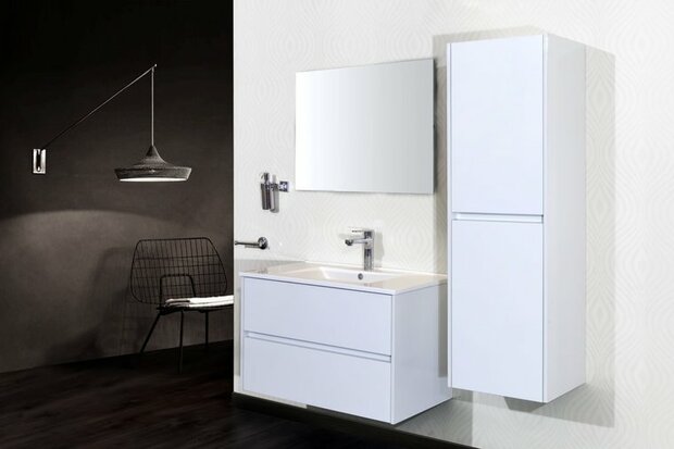 Minimalistisch badkamermeubel met strakke, witte kasten en een grote spiegel op een donkere muur, verlicht door een hanglamp.