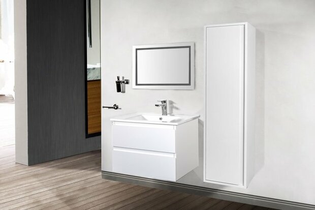 Moderne badkameropstelling met witte wastafelmeubel, spiegel, en opbergkast tegen een lichte muur en houten vloer.