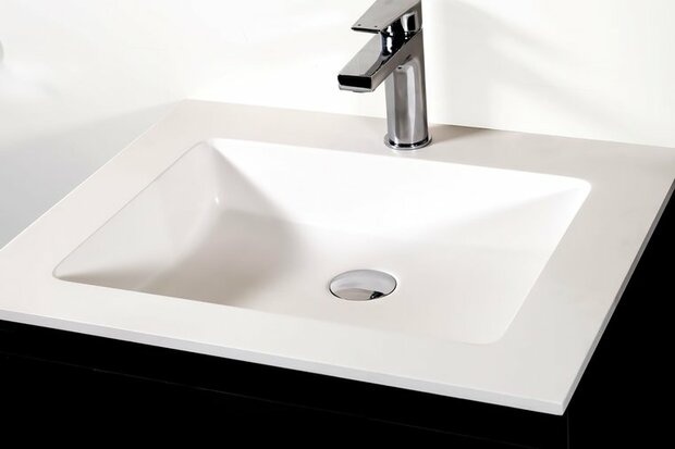 Witte wastafel met een strakke, vierkante kom en moderne chroom kraan op een zwart meubel.