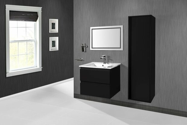 Moderne badkamer met zwart-wit meubels, een wastafel met spiegel en een hoge kast naast een raam met jaloezieën.