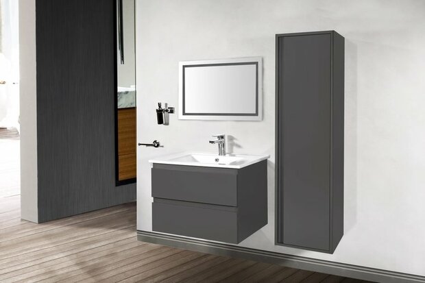 Moderne badkamer met een grijze wandmeubel met wastafel, grote spiegel en een rechte kast naast de muur. Houten vloer in de achtergrond.