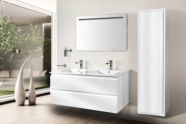 Moderne badkamer met een wit wastafelmeubel, twee kranen, een grote spiegel en een hoge kast aan de wand.