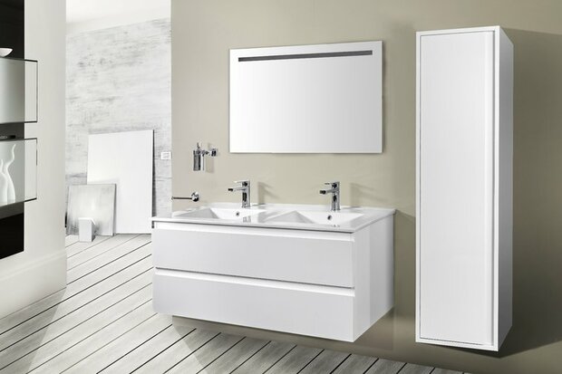 Strak modern badkamermeubel in glanzend wit met dubbele wastafel, verlichte spiegel en hoge kast tegen een neutrale wand.