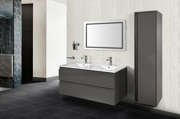 Moderne badkamer met een dubbele wastafel, grote spiegel, donkergrijze kasten en een elegante tegelvloer.
