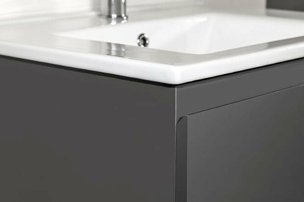 Grijze badkamermeubel met een glanzend witte wastafel en een metalen kraan, strak en modern van design.