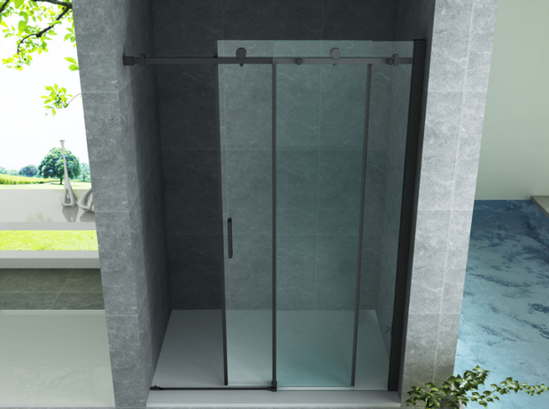 Stijlvolle inloopdouche met een transparante glazen sch schuifdeur en een zwart metalen frame in een moderne badkamer.