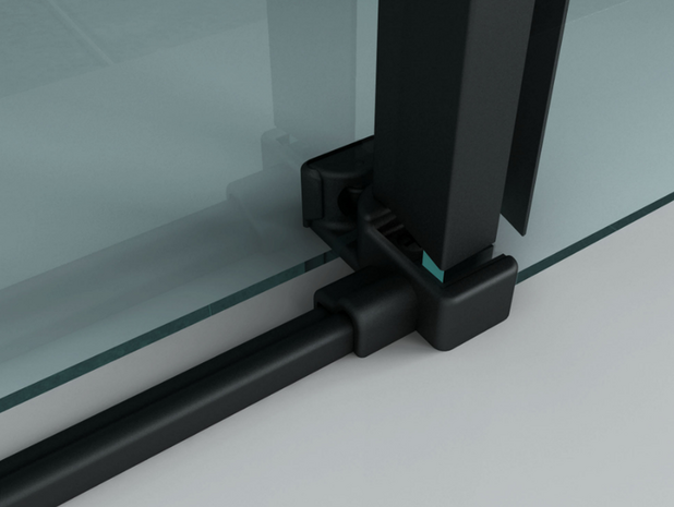 Zwart metalen verbindingselement met glasplaten en een rechtlijnige compositie op een lichte achtergrond.