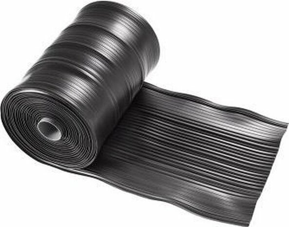 Zwarte, glanzende rubberen rol met gestructureerde ribbels, perfect voor toepassingen in de bouw of handwerk.