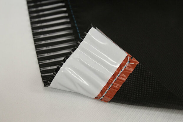 Zwart, stevig materiaal met een glanzende, witte en oranje rand en een gestreept patroon aan de bovenkant.