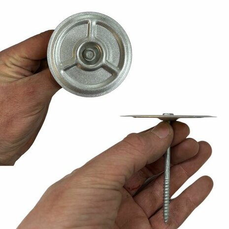 Een hand houdt een metalen schijf met een gegalvaniseerde spijker, beide in zilvergrijs met een eenvoudige, stevige vorm.