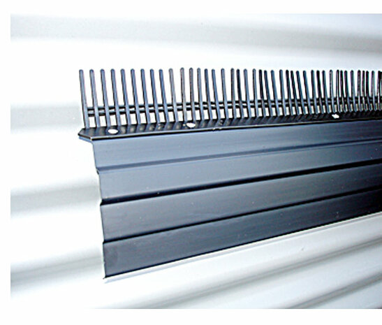 Zwarte kunststof rand met metalen tanden, strak bevestigd aan een lichte achtergrond, goed zichtbaar in een rechte lijn.