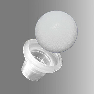 Transparante kunststof dop met een matte, witte bolvormige bovenkant en een gladde rand aan de onderzijde.