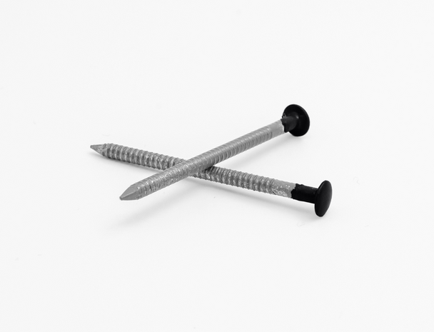 Stalen schroeven met een zilvergrijze kleur en zwarte platte uiteinden, kruiselings gelegd op een witte achtergrond.