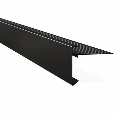 Zwarte metalen strip met ribbels en een rechte, platte vorm, geschikt voor diverse constructietoepassingen.
