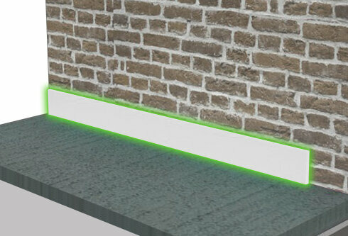 Strakke witte plint met een groene verlichtingseffect, geplaatst tegen een ruwe bakstenen muur en een donkere stenen vloer.