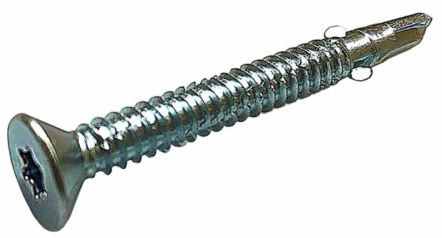 Glinsterende, metalen schroef met een verzonken kop en rechte groeven, geschikt voor houtbewerking.