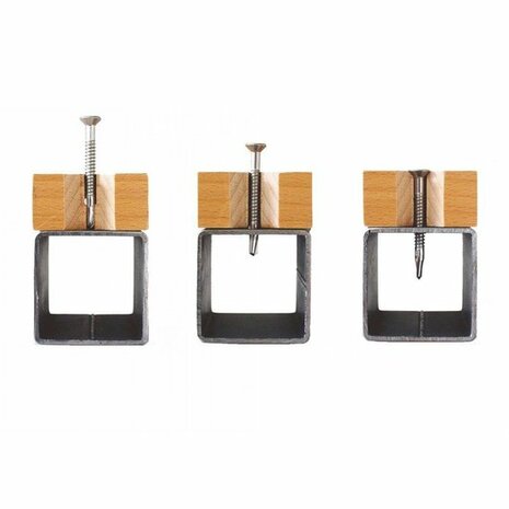 Drie klemmen met een vierkante metalen basis, houten grepen en schroeven voor stevige grip en bevestiging.