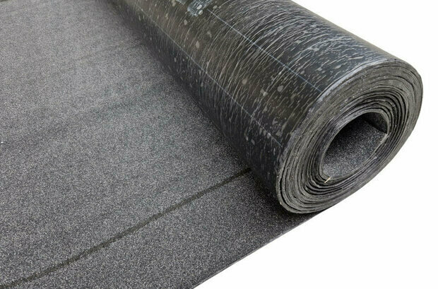 Rol zwarte bitumen bedekking met een gestructureerde oppervlak en een lichte glans, scherp in beeld gebracht.