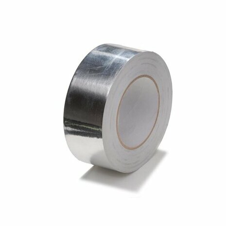 Zilveren aluminium tape op een witte rol met een gladde, reflecterende oppervlak.