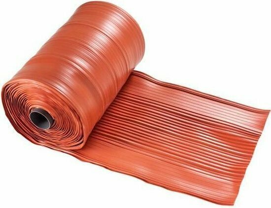 Een rol van glanzend, oranje kunststoffolie met een golvende structuur, deels uitgerold op een witte ondergrond.