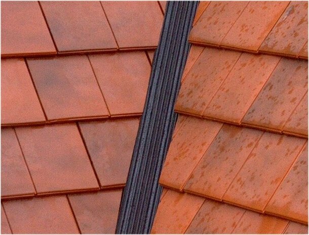 Terracotta dakpannen met een glanzende afwerking, afgewisseld met een zwarte, rubberen voegstrip in het midden.