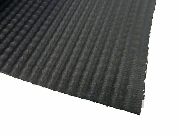 Zwarte, ribbelige rubberen mat met een opgedikte structuur en een scherpe, nette randen. Perfect voor antisliptoepassingen.