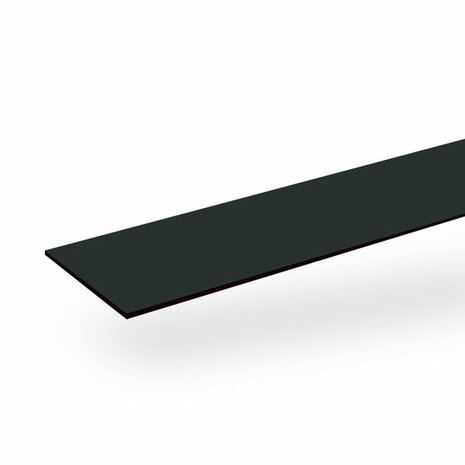 Zwarte, smalle plank zwevend boven een witte ondergrond, met scherpe hoeken en een matte afwerking.