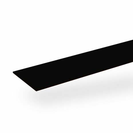 Zwarte, rechte plak met een gladde afwerking en een dunne structuur, hangt in de lucht met een schaduw eronder.