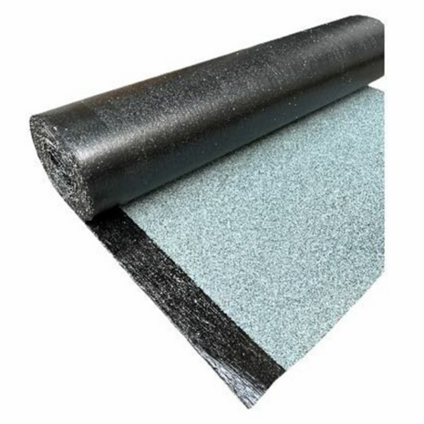 Zwart glanzend bitumenrol met een turquoise glinsterende bovenlaag, gedeeltelijk uitgerold en zichtbaar op een lichte ondergrond.