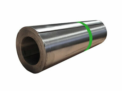 Glanzende metalen rol met een groene markering, gemaakt van staal, ligt op een neutrale achtergrond.