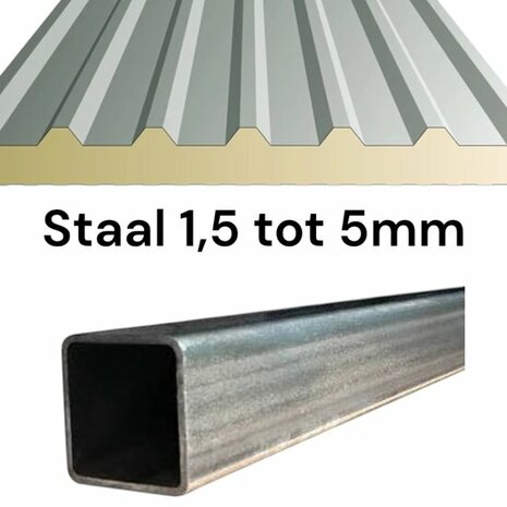 Gegolfde stalen plaat in grijs en goud, met een vierkante stalen buis eronder, beide met scherpe randen en een glanzende afwerking.