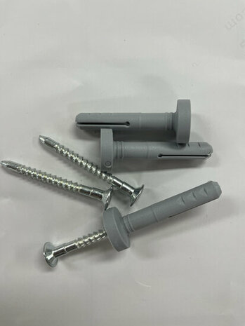 Grijze schroeven met metalen schroefdelen liggen op een witte achtergrond, enkele met plastic pluggen.