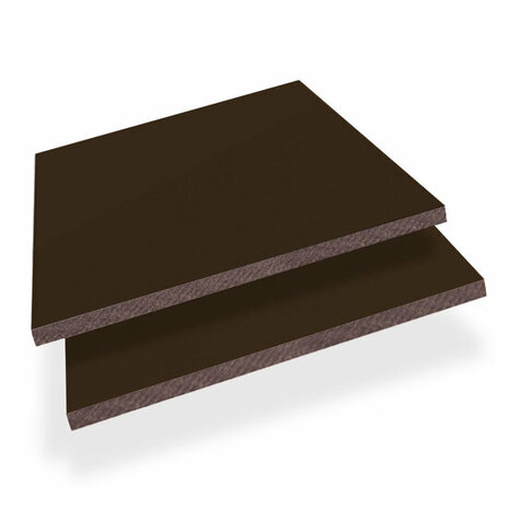 Twee vierkante platen van bruin kunststof met een glad oppervlak, liggen op elkaar in een hoekige compositie.