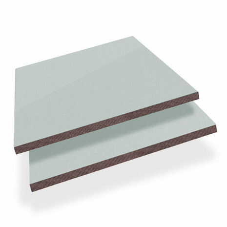 Lichte, lichtgroene platen met een donkere kern, strak gestapeld en met een moderne, scherpe snede.