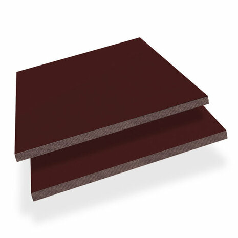 Dieprode composietplaten met een gladde afwerking en een lichte, schimmige rand aan de onderzijde.