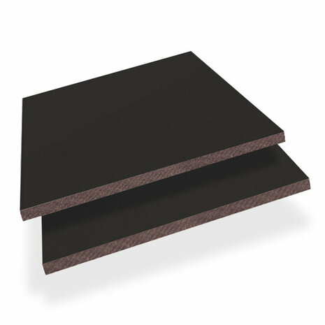 Twee zwarte platen met een gladde, glanzende afwerking en een grijze, gestructureerde onderkant in een schuin gestapelde compositie.