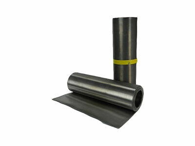 Glanzende, zilverachtige metalen rol met een gele band, met een uitgerolde stuk materiaal ernaast.