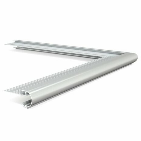 Een metalen hoekprofiel in zilverkleur met een strakke afwerking en afgeronde randen, ontworpen voor zichtbare verbindingen.